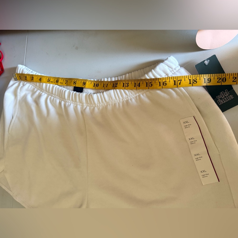 Wild Fable Women's High-Rise Fleece Shorts with Pockets White.
Size XXL - Picture 5 of 15